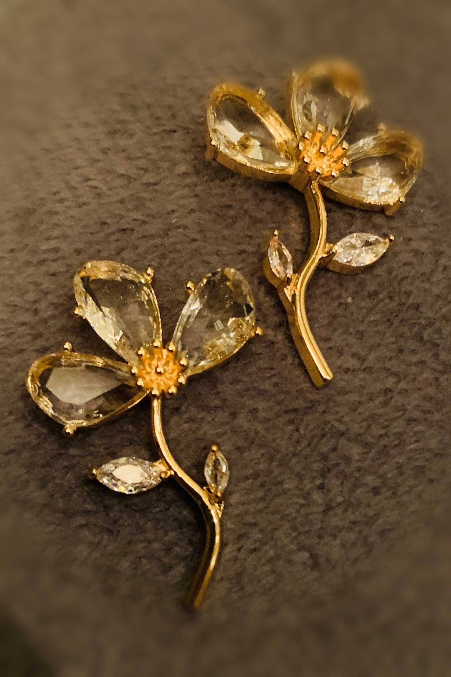 Неймовірно ніжні сережки-квіти з прозорих кристалів.