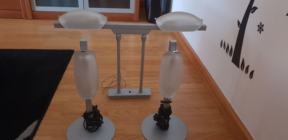 Candeeiros de teto e mesinhas de cabeceira
