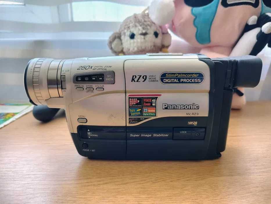 Ретро-відеокамера Panasonic RZ9 [VHS-C]