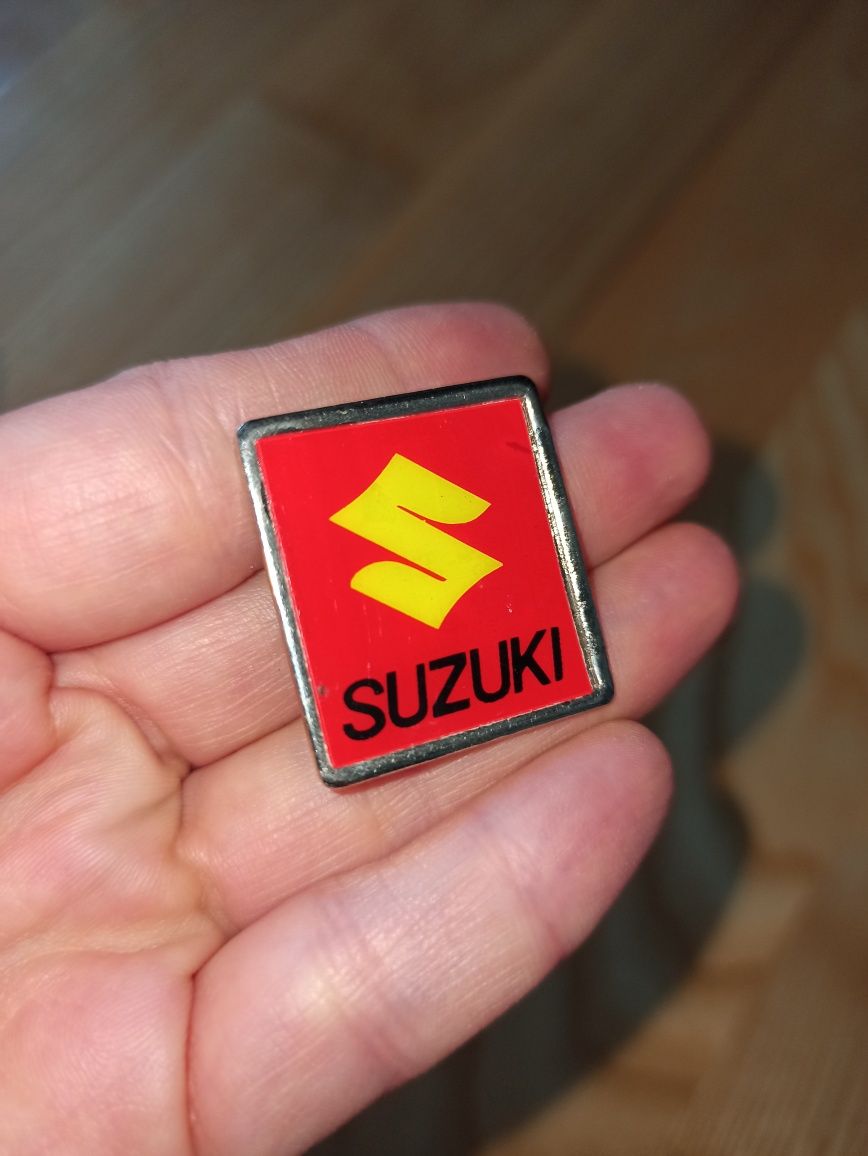 Suzuki przypinka pin badge wpinka odznaka vintage PRL motocykl retro