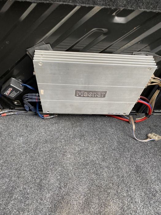 Subwoofer magnat + amplificador. A funcionar perfeitamente!
