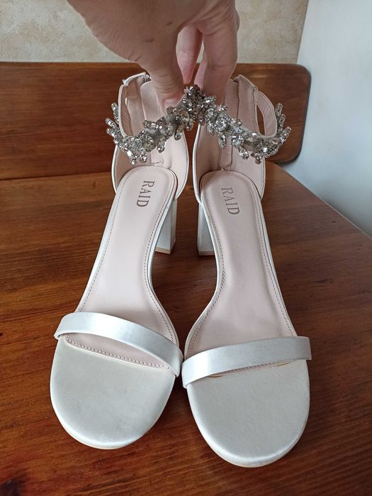 Білі весільні сатинові босоніжки з камінням на підборах 42 розмір 27см