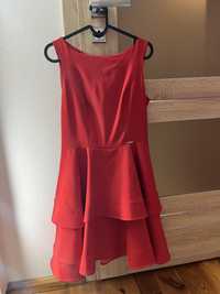 Sukienka czerwona rozkroszowana
