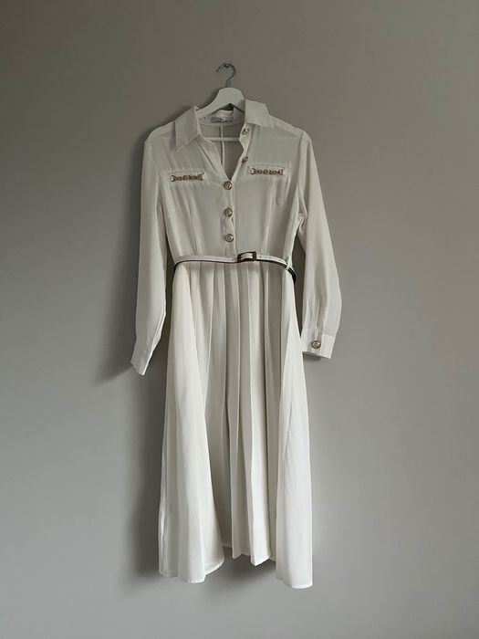 Biała plisowana sukienka z paskiem