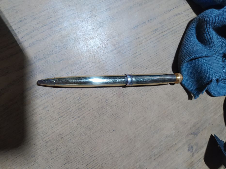 Продам .Металеву кулькову ручку.