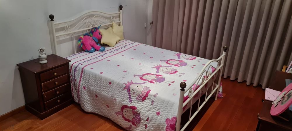 Cama solteiro + colchão + mesinhas