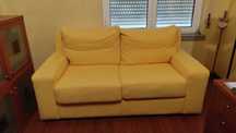 Sofá amarelo de 2 lugares