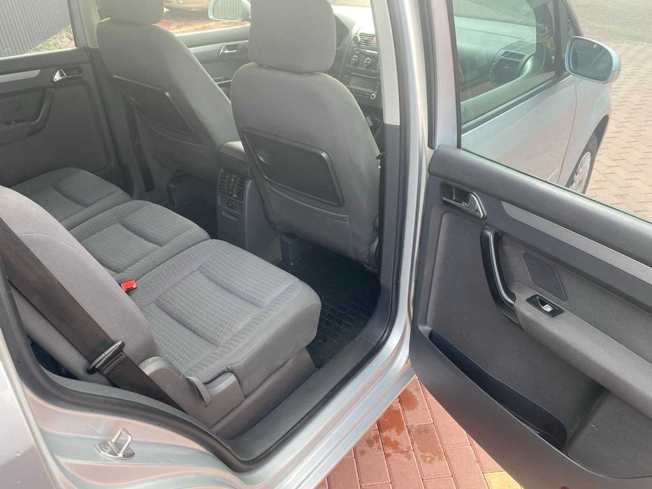 VW Touran 1,6 бензин,механіка 2004