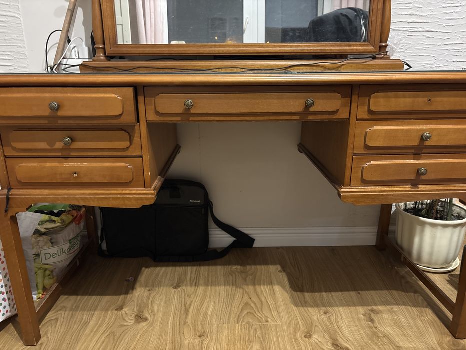 Toaletka drewniania z lustrem