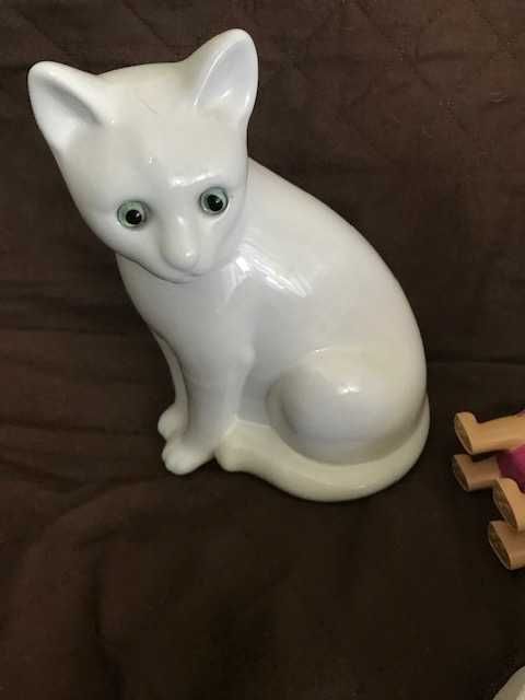 Gato branco em cerâmica