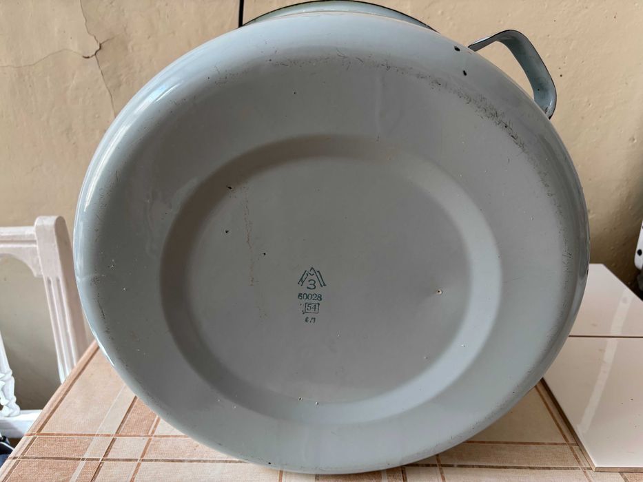 duży garnek emaliowany