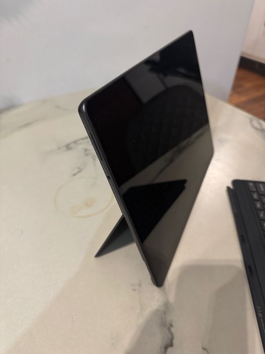 Microsoft Surface Pro 8 ( core i5) + klawiatura. 
 Mocny , Dotykowy.