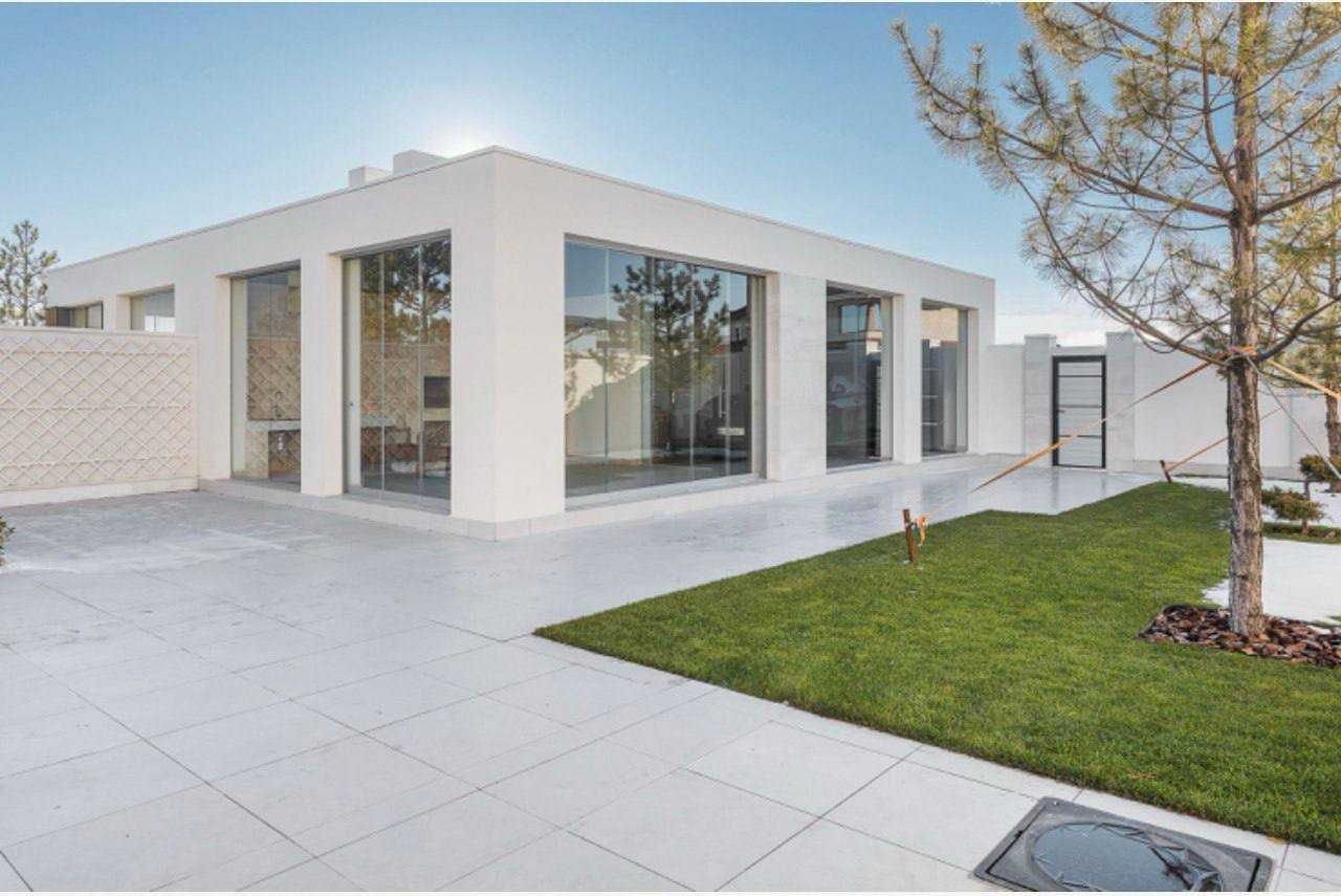 Продажа нового дома с дизайнерским ремонтом в Совиньоне.