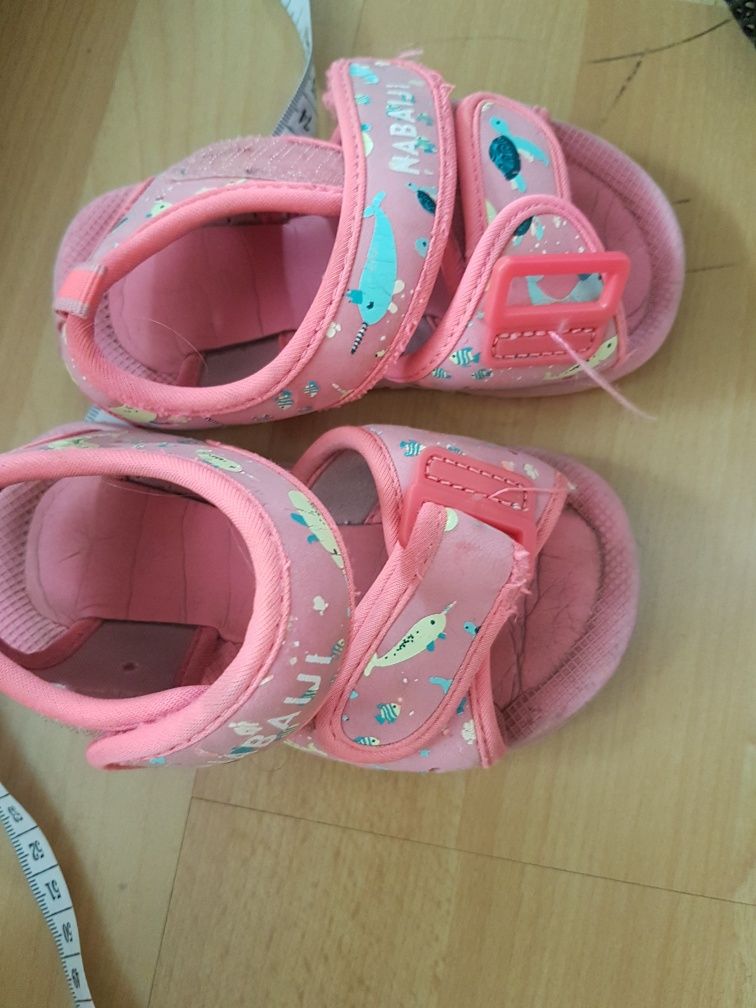 Sandaly decathlon 13 cm dlugosci.