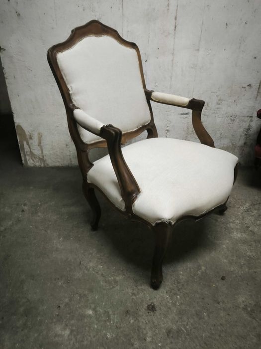 Cadeirão Bergere estofada a linho