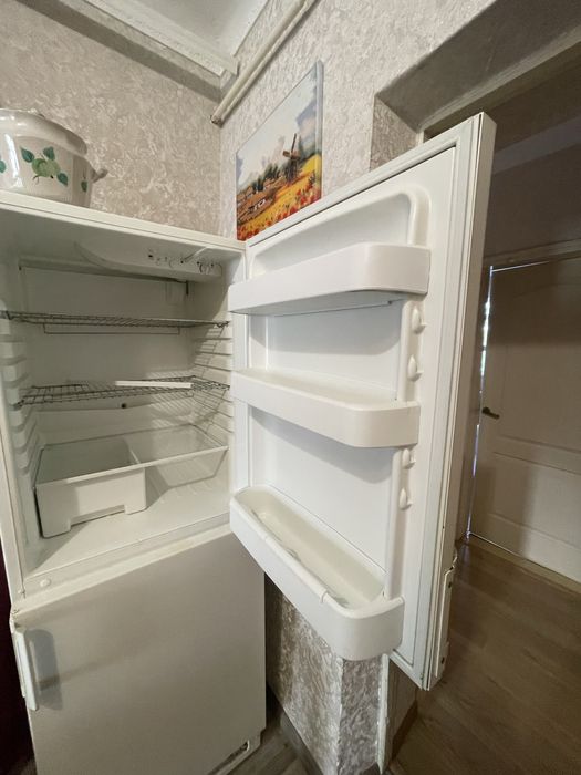 Холодильник з великою морозильною камерою