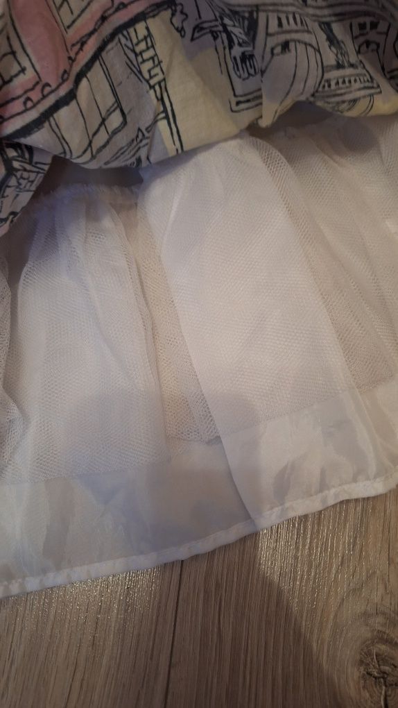 Śliczna sukienka z motywem miasta na 3 - 4 lata