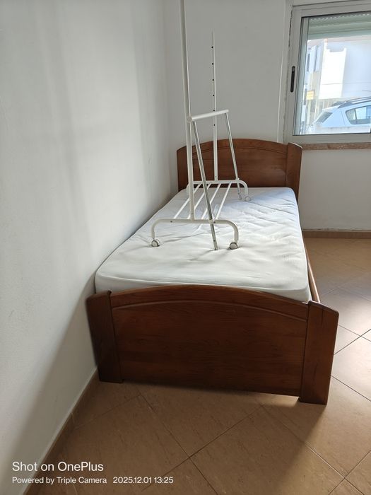 Venda de cama em madeira com colchão e estrado.