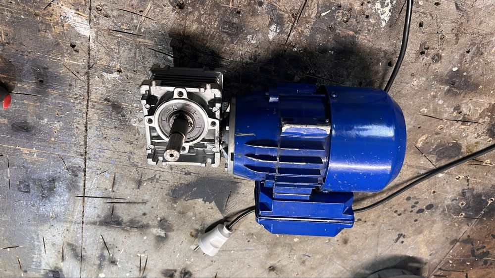 Modoreduktor z silnikiem 0,9 kW – 1360 obr./min