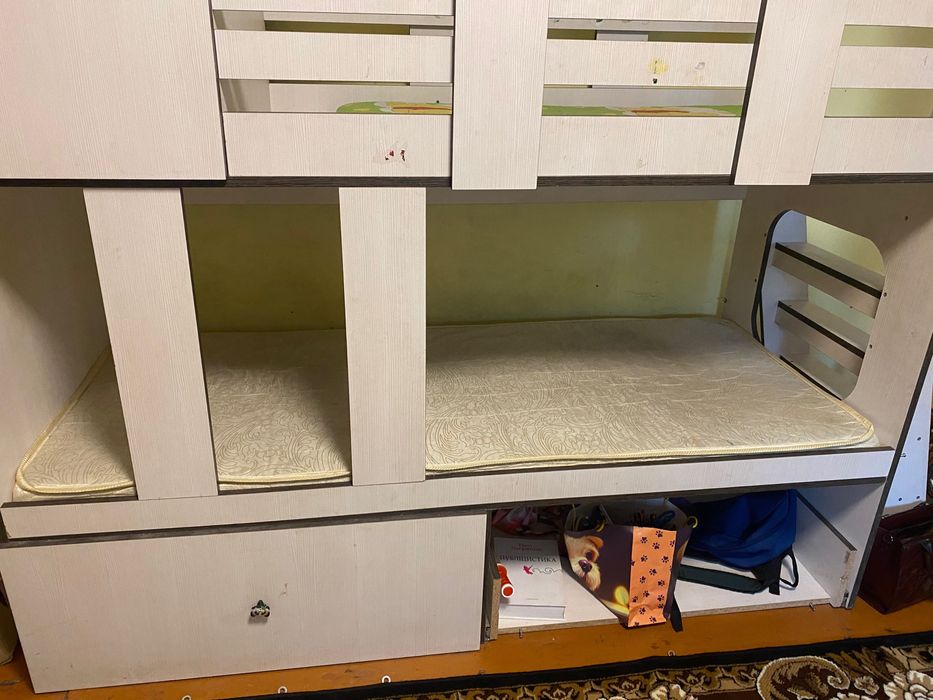 Двухярусне ліжко