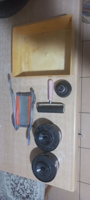 Фотобачки, ніж д/обрізки фотопаперу, гумовий валик ,червоний ліхтар