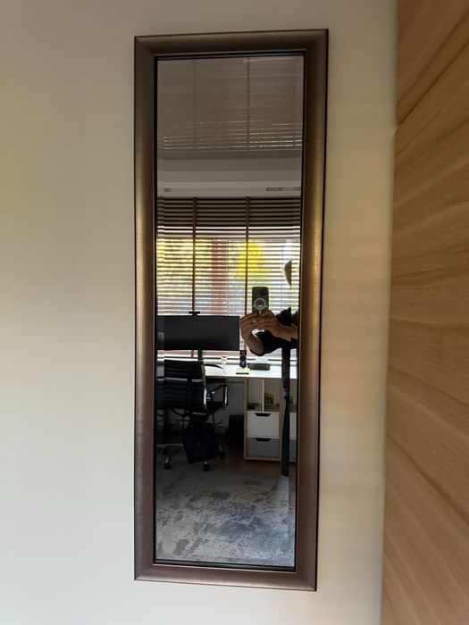 Lustro jak nowe, duże, wykończone śliczną ramą, z ornamentem na szybie