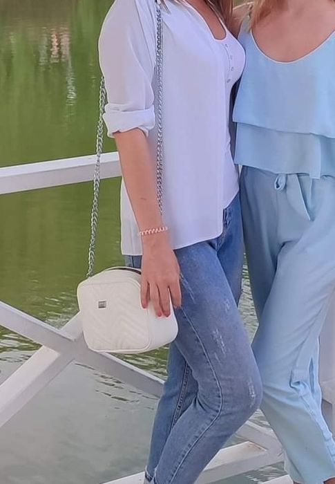 Сумочка белая на длинном ремешке с цепочкой