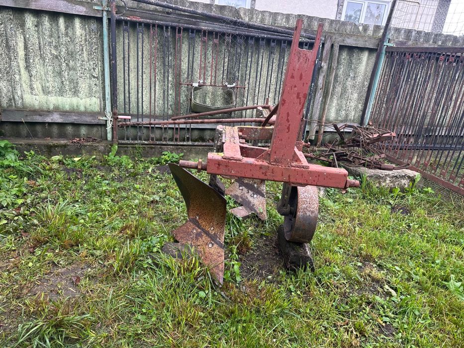 Трактор Т-25, причіп, плуг