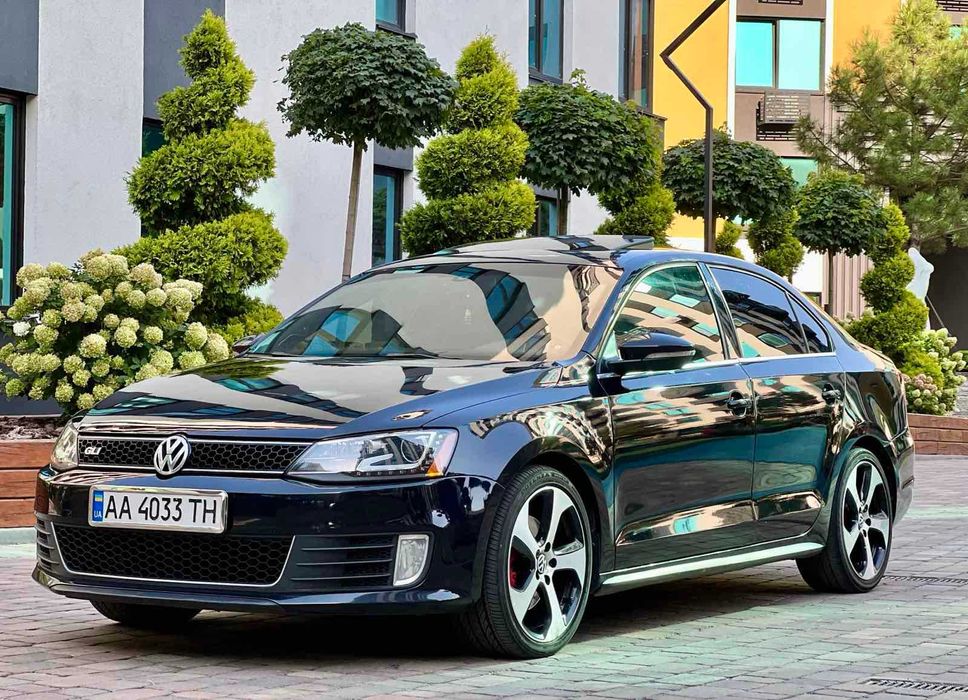 VW Jetta 2.0 GLi 2012 год MAXIMAL (кожа, люк, монитор, черный потолок)