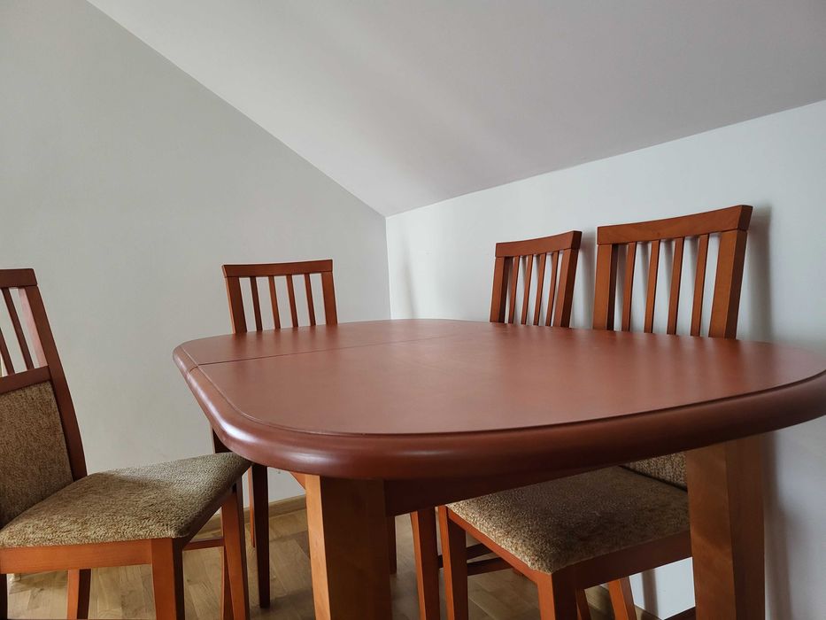 Stół z sześcioma krzesłami