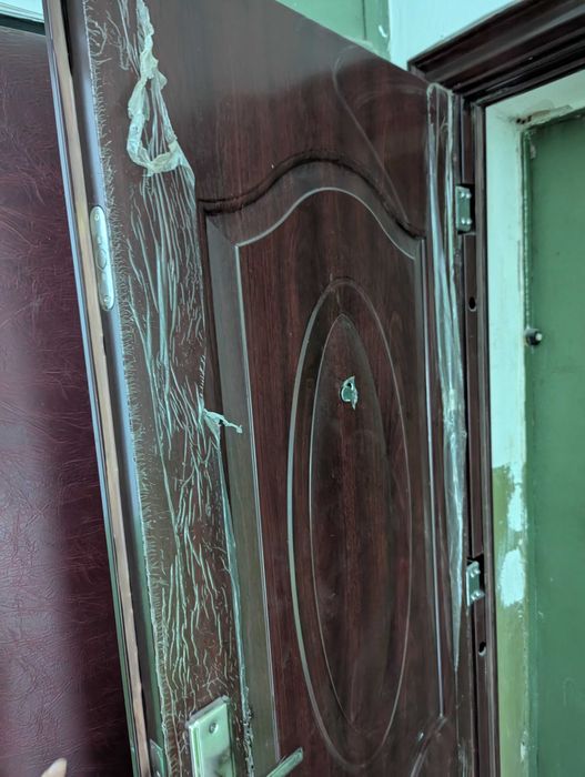 Вхідні металеві двері в гарному стані 96х210см