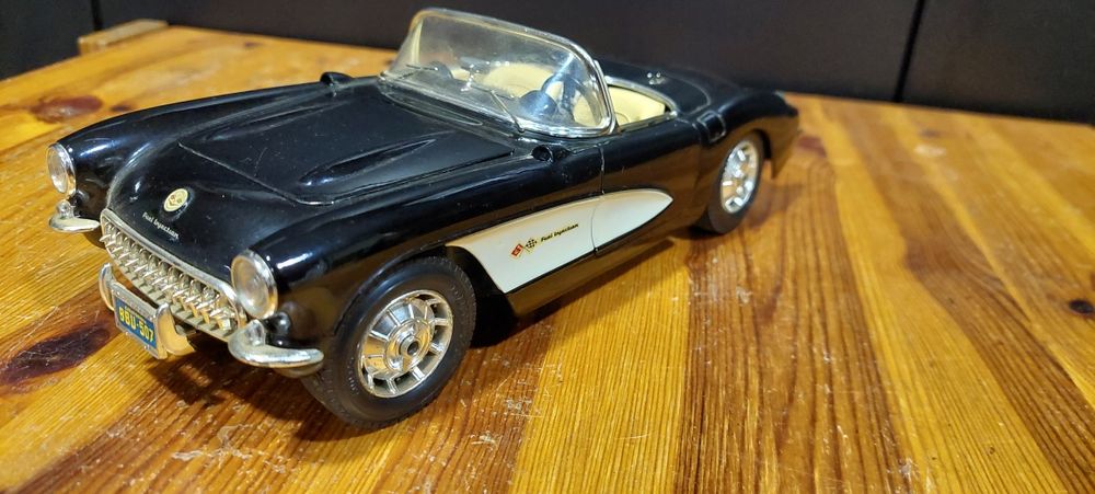 Model 1:18 Chevrolet Corvette 1957 Bburago