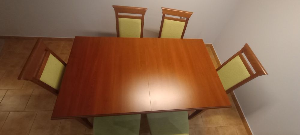 Stół rozkładany z kompletem krzeseł