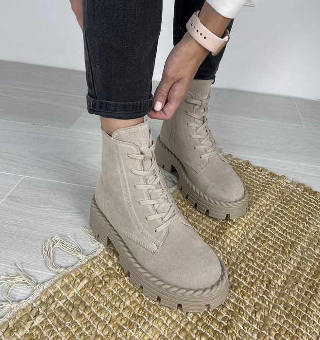 Бежеві замшеві чоботи