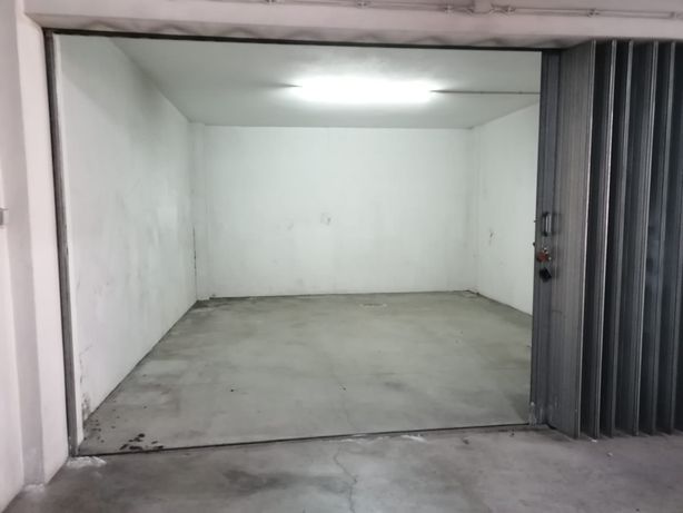 Vendo/ Alugo garagem com 32  metros quadrados