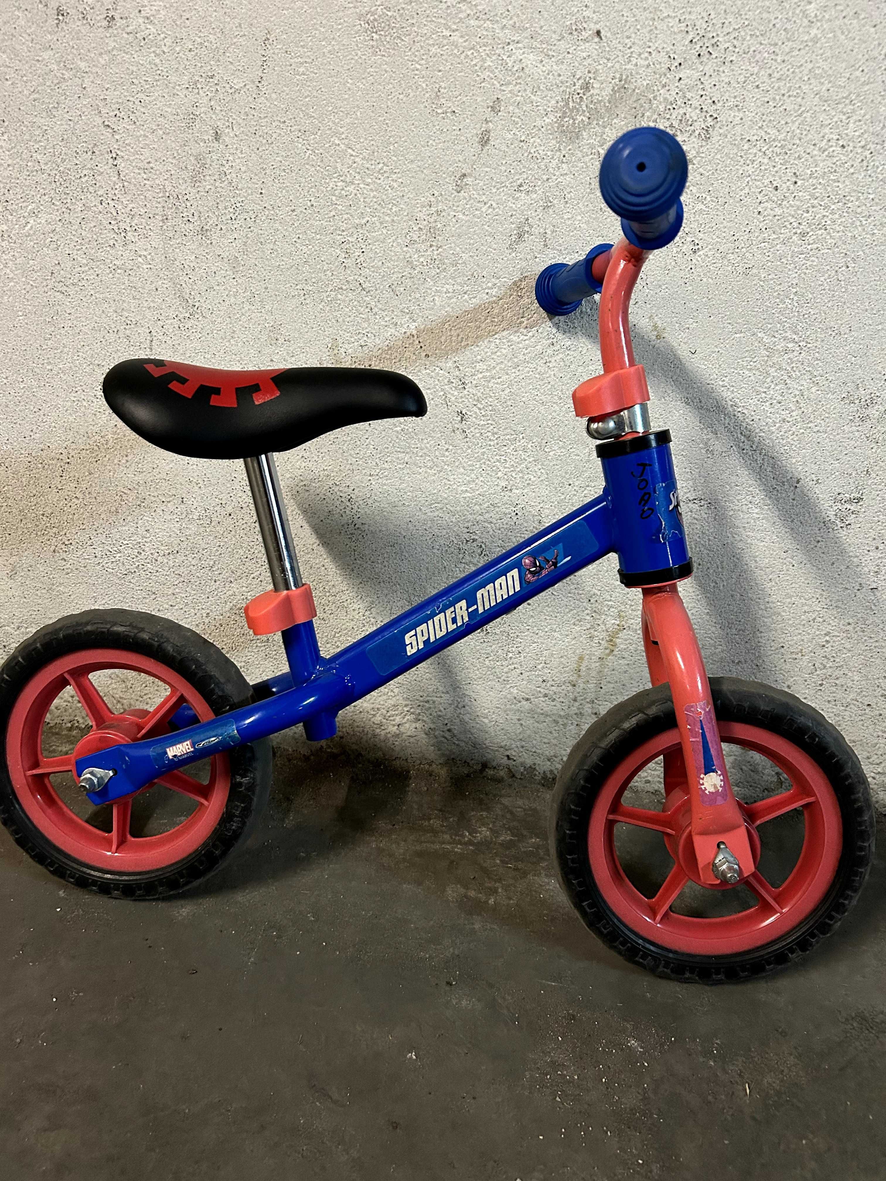 Bicicleta de equilibrio Spiderman