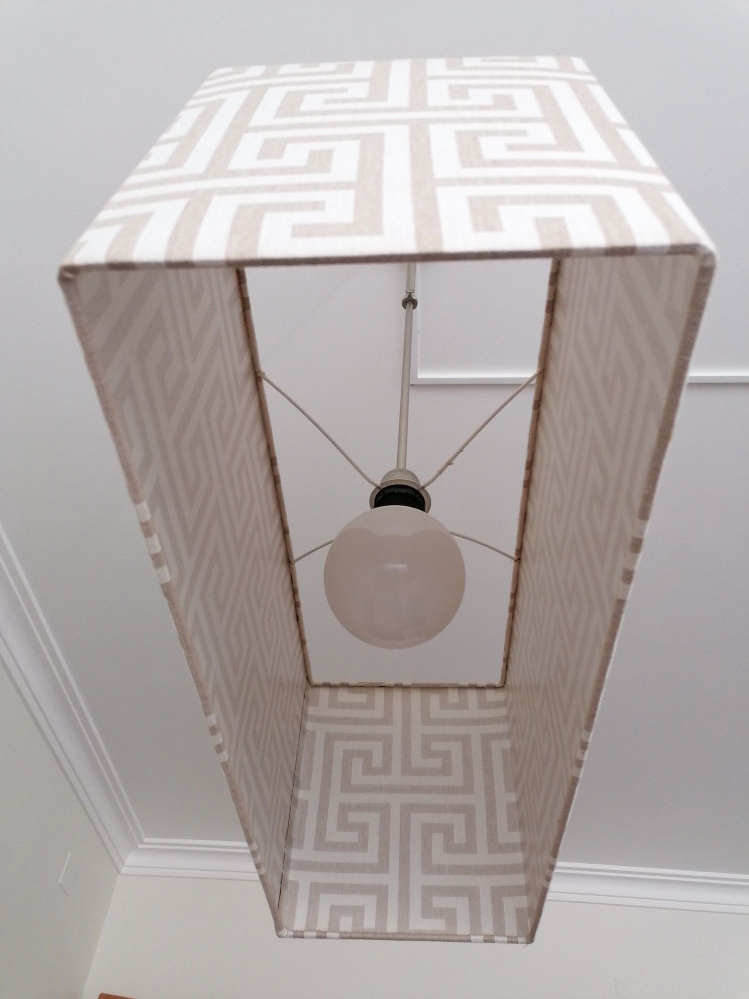 Candeeiro de teto para sala de jantar ou cozinha.