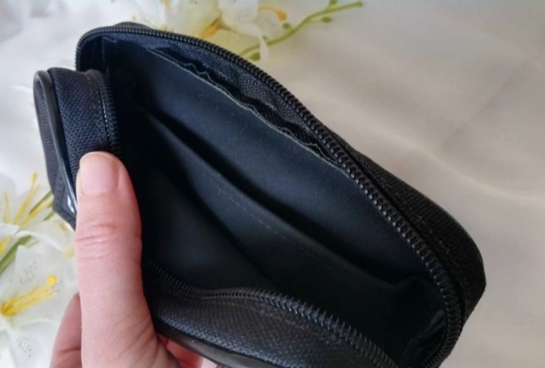 Czarny piórnik, kosmetyczka, etui na zamek