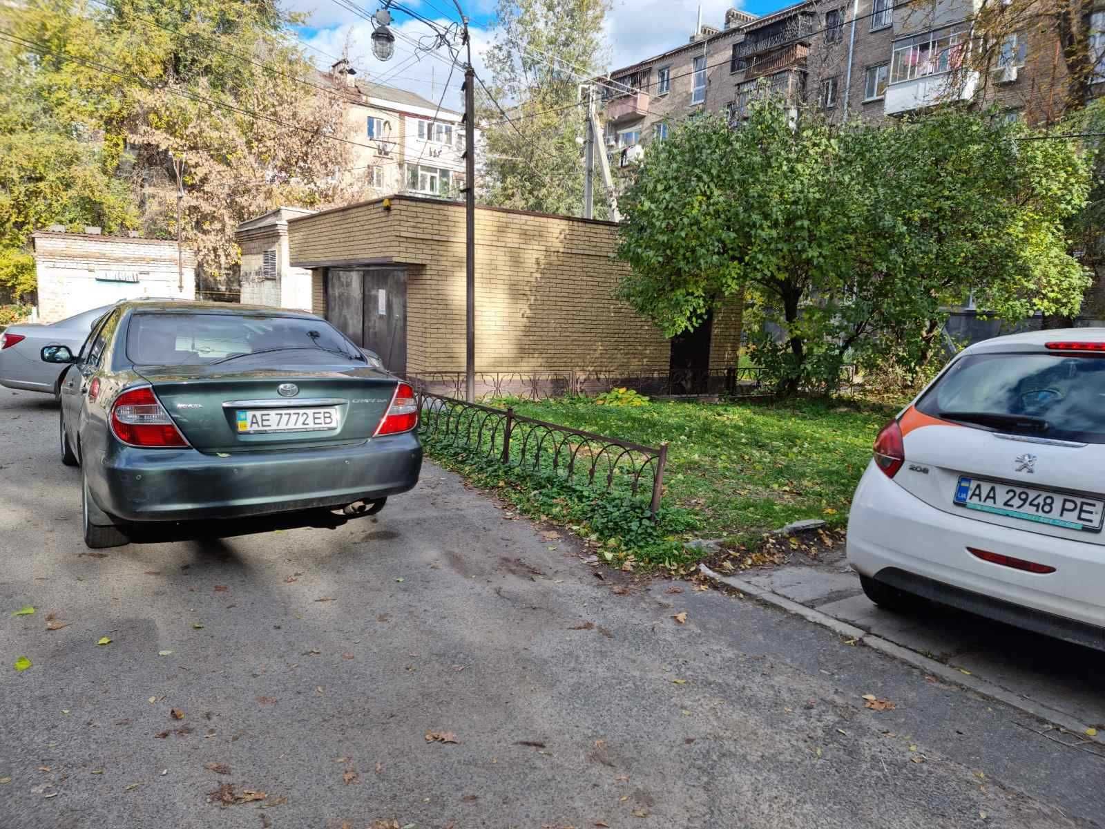 Продам отдельно стоящий   гараж на 2 машины по ул. Комсомольской