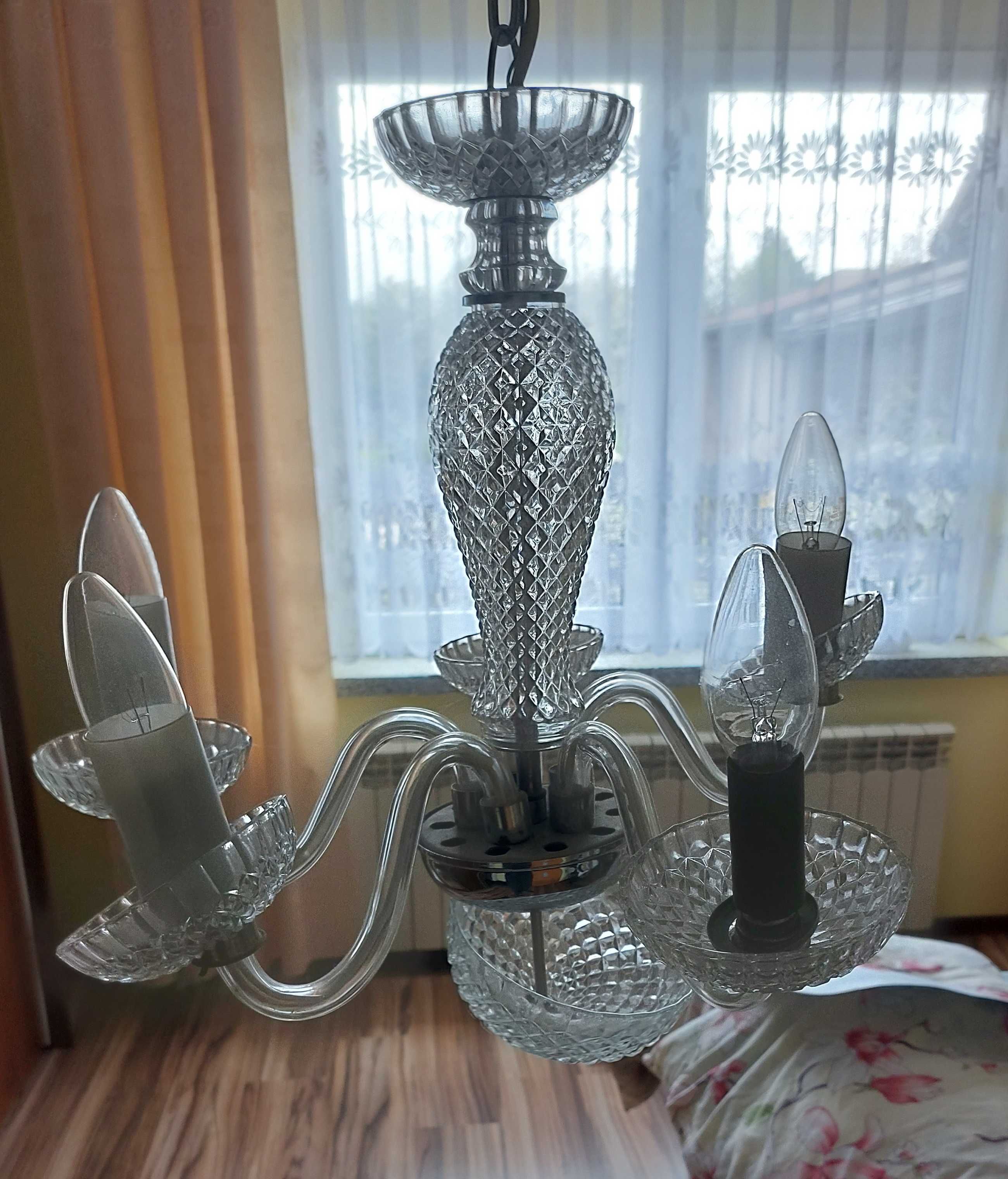 Lampa wisząca pięcioramienna.