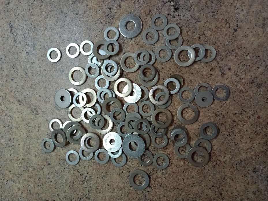 Новые болты с гайкой и шайбой