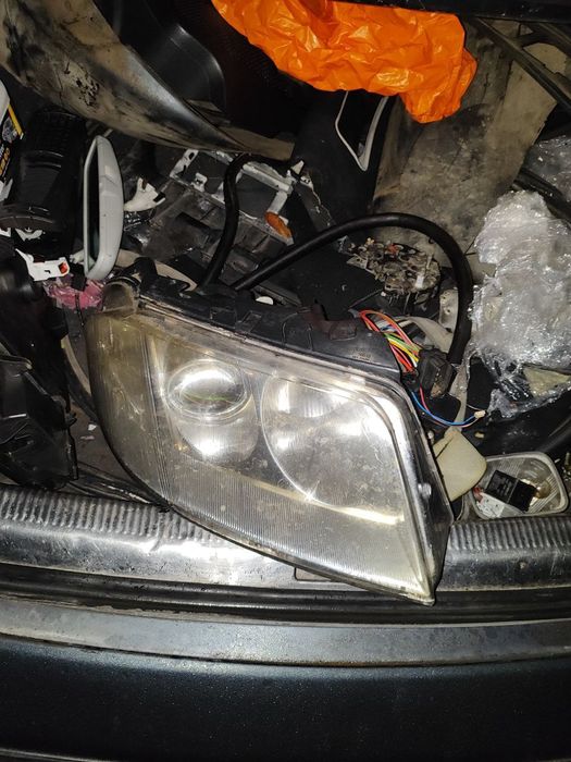 Продам праву фару Passat b5+ (рест)