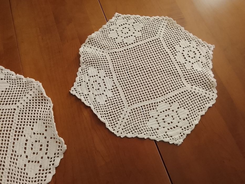 Conjunto de três naperons em crochê feitos á mão