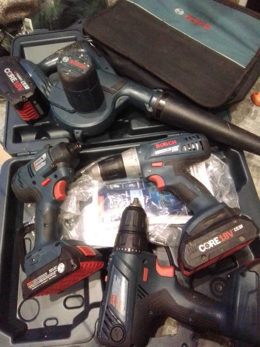 Продам комплект Bosch  18v 2 дрели 1 гайковерт 1  воздуходувка 4 акк