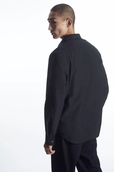 Cos чоловіча поплінова сорочка в темно синьому кольорі eu 38