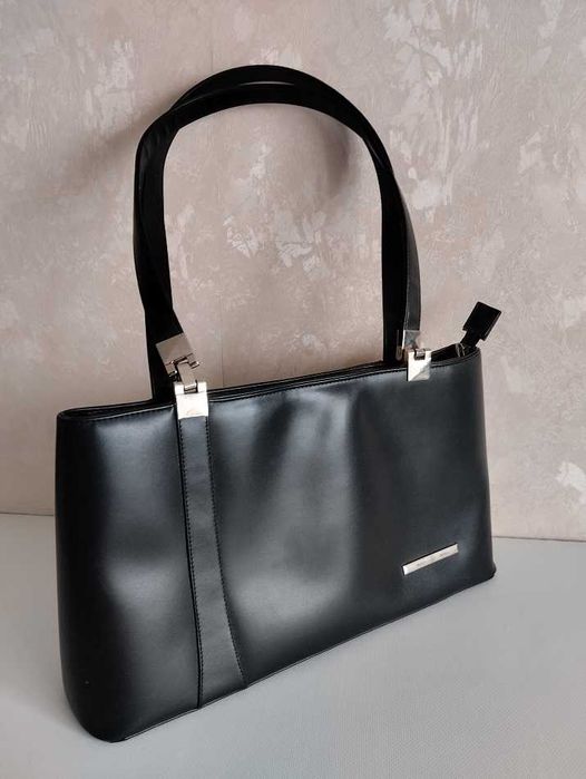 Чорна жіноча сумка.