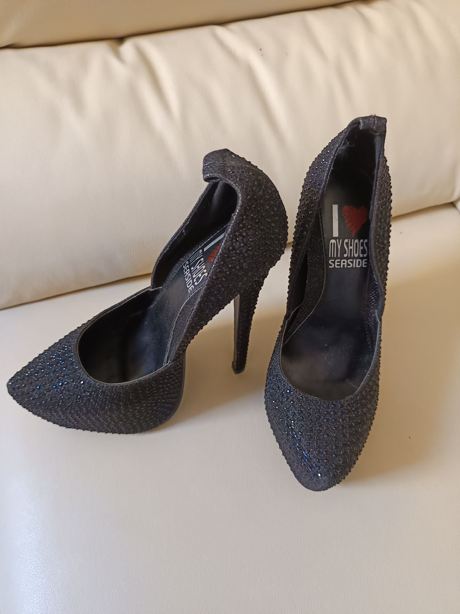 Par de sapatos pretos com brilhantes,36