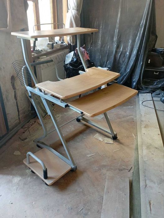 Комп’ютерний стіл на роликах — безкоштовно