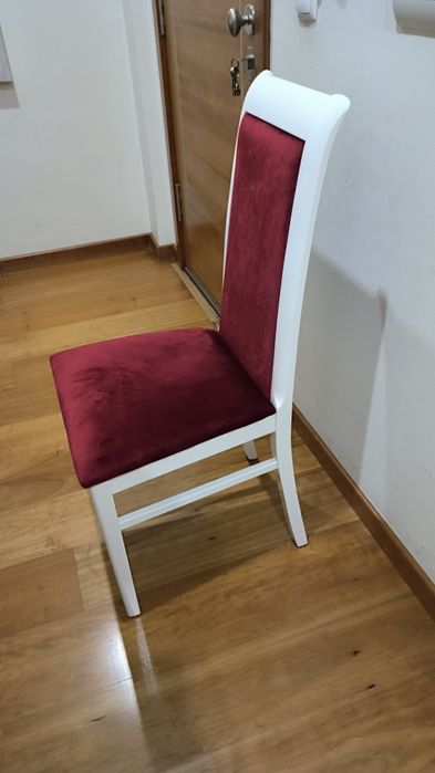 Cadeira com estofo em veludo