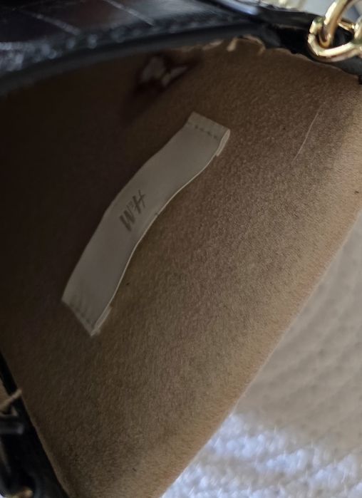 Torebka ze złotym guzikiem